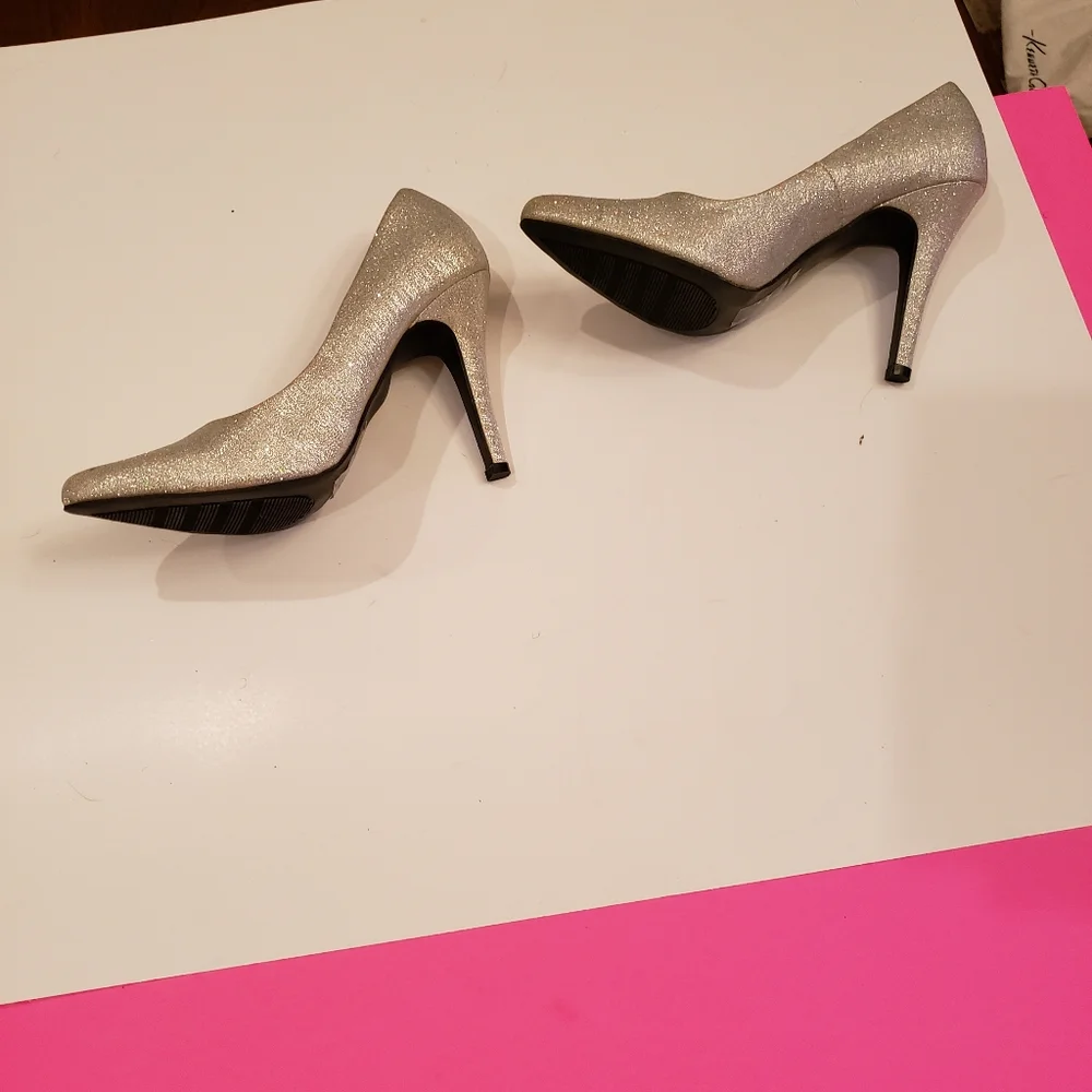 Female Davids Bridal shoes. Size 7 - Picture 2 of 3